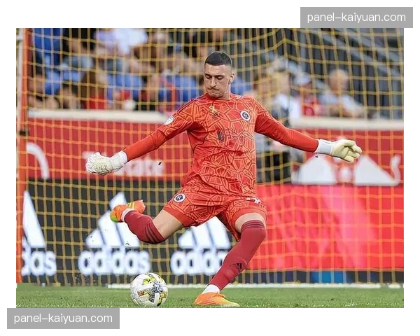 塞维利亚主帅弗洛雷斯出席发布会，确认奥坎波斯伤愈复出