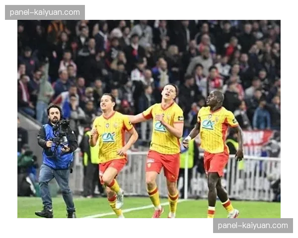 消息：法国职业足球联盟就“球迷投掷烟火”事件对里昂俱乐部处以罚款。