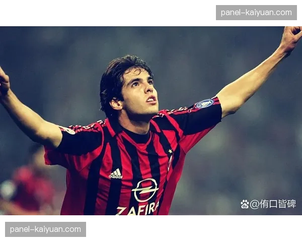 前AC米兰球星卡卡现身圣西罗观战,引发球迷热烈欢呼 前AC米兰球星卡卡现身圣西罗观战,引发球迷热烈欢呼