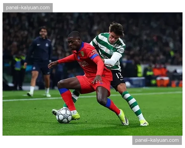 镜头捕捉：那不勒斯前锋奥斯梅恩在对手禁区内长时间无人接触，凸显低位防守的“摆大巴”态势