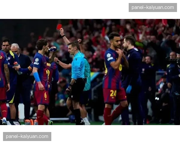 库巴西红牌离场瞬间，巴萨主帅弗里克场边无奈摇头
